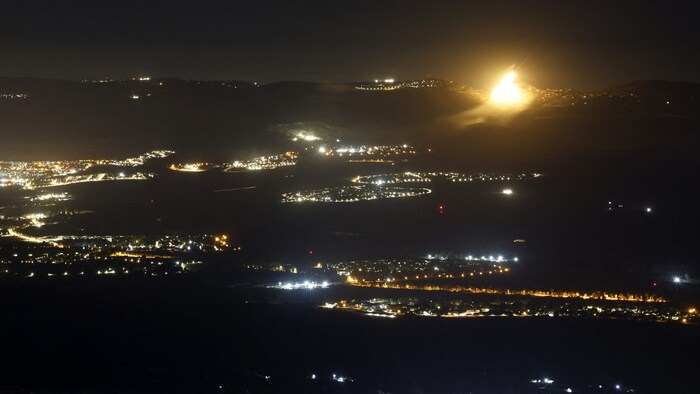 Leuchtraketen der israelischen Armee erhellen den Himmel im Grenzgebiet zum Libanon.