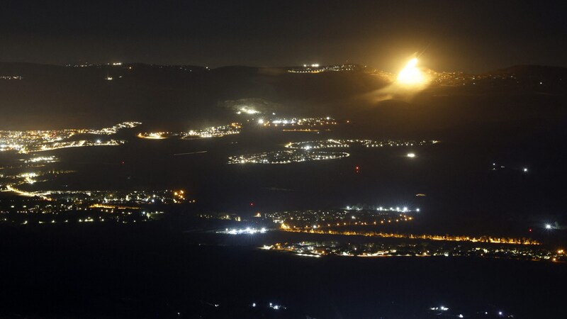 Leuchtraketen der israelischen Armee erhellen den Himmel im Grenzgebiet zum Libanon. (Bild: AFP)