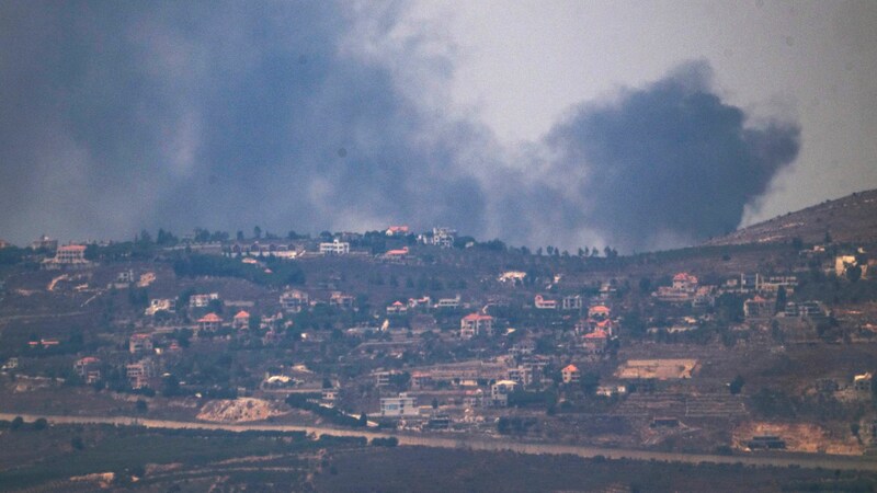 Smoke rises after an attack near the Israeli-Lebanese border (Bild: AP/The Associated Press)