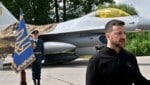 Der ukrainische Präsident Wolodymyr Selenskyj präsentierte am Sonntag F-16-Kampfjets aus den USA. (Bild: AFP/Sergej Supinsky)