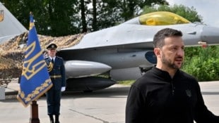 Der ukrainische Präsident Wolodymyr Selenskyj präsentierte am Sonntag F-16-Kampfjets aus den USA. (Bild: AFP/Sergej Supinsky)