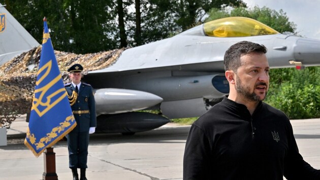 Ukrainian President Volodymyr Zelensky presented F-16 fighter jets from the USA on Sunday. (Bild: AFP/Sergej Supinsky)