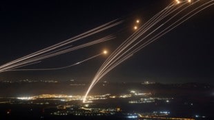Aus dem Südlibanon abgefeuerte Raketen werden von Israels Luftabwehrsystem abgefangen. Die grenzüberschreitenden Zusammenstöße zwischen israelischen Truppen und libanesischen Hisbollah-Kämpfern dauern an. (Bild: AFP/AFP )