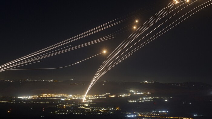 Aus dem Südlibanon abgefeuerte Raketen werden von Israels Luftabwehrsystem abgefangen. Die ...