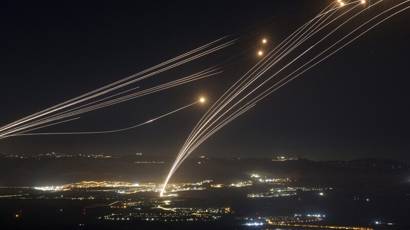 Aus dem Südlibanon abgefeuerte Raketen werden von Israels Luftabwehrsystem abgefangen. Die grenzüberschreitenden Zusammenstöße zwischen israelischen Truppen und libanesischen Hisbollah-Kämpfern dauern an. (Bild: AFP/AFP )