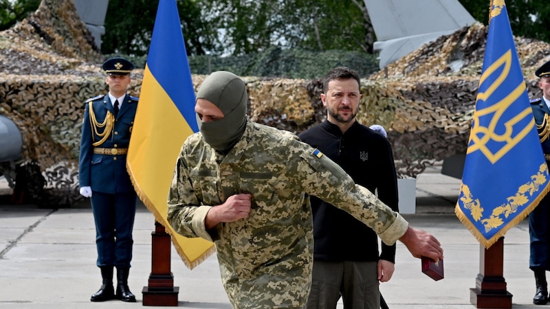 With an F-16 fighter (Bild: AFP/Sergey Supinsky)