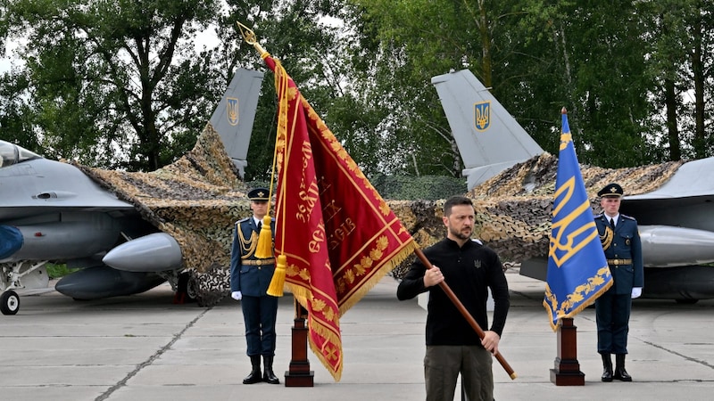 Selenskyj schwingt eine Fahne. (Bild: AFP/Sergej Supinsky)