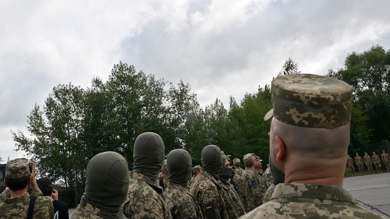 Die Präsentation der neuen Kampfflugzeuge am Sonntag (Bild: AFP/Sergej Supinsky)