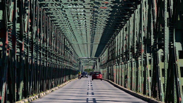 Die denkmalgeschützte Mauterner Donaubrücke am Tor der Wachau: Dass diese aufgrund der Sanierungsarbeiten gesperrt werden muss – und eine Ersatzbrücke nicht errichtet wird –, stößt dem Mauterner Bürgermeister und dem Kremser Stadtchef sauer auf.  (Bild: Molnar Attila)