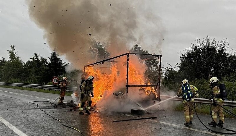 Am Samstag brannte auf der A10 bei Pfarrwerfen ein Lkw aus (Bild: Feuerwehr Pfarrwerfen)