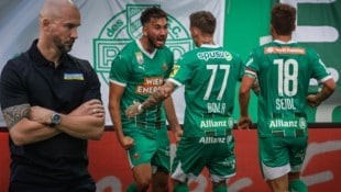 Christian Ilzers (l.) Meistertruppe musste sich dem SK Rapid geschlagen geben.