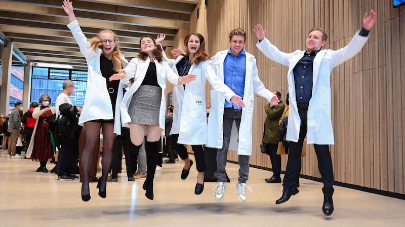 Cheering young doctors have become a rare sight. Hospitals and surgeries are often at a standstill. (Bild: JKU)