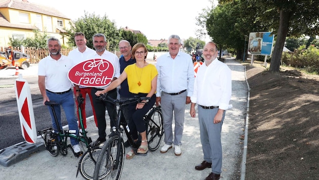 Ein neuer Radweg entsteht bei der Stadteinfahrt Rust. „Die Maßnahme fördert umweltbewusste Mobilität“, freuen sich Dorner (3. v. li.) und Stagl (2. v. re.). (Bild: Judt Reinhard)