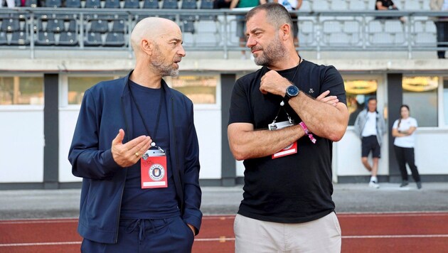 Partner Zeljko Karajica (right) discusses with Austria sports boss Günther Gorenzel in Wolfsberg. (Bild: Kuess Josef/Kuess)