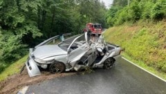 Der Opel, bei dem Totalschaden entstand, musste in mühsamer Kleinstarbeit geborgen werden. (Bild: FF Türnitz)