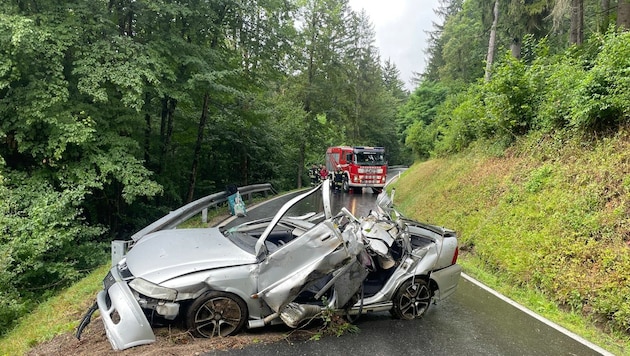 The Opel, which was a total loss, had to be painstakingly salvaged. (Bild: FF Türnitz)