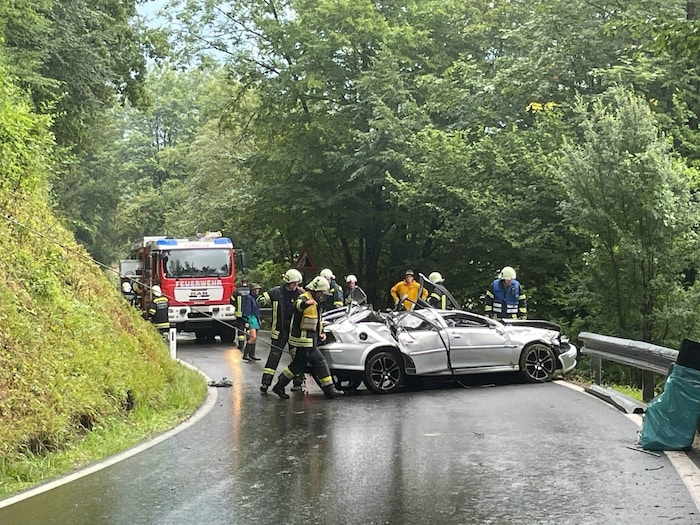 Die Feuerwehr musste das Unfallwrack mit schwerem Gerät bergen.