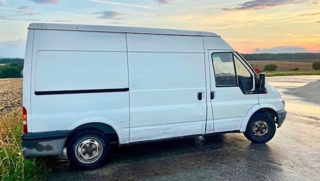 In this van, a smuggler brought 19 refugees across the border in Nikitsch on Sunday. (Bild: Christian Schulter)