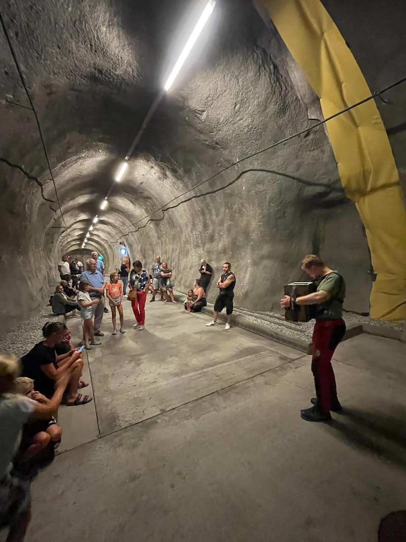 Zwei junge Männer vom Bundesheer lockerten die angespannte Stimmung im Tunnel auf.  (Bild: FF Rennweg Katschberg)