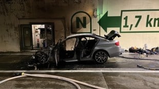 Das Auto stand beim Eintreffen der Feuerwehren bereits in Vollbrand. 