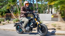 Elektro-Motorräder – wie die BMW CE 02 – sind nicht billig – da hilft die Förderung spürbar.