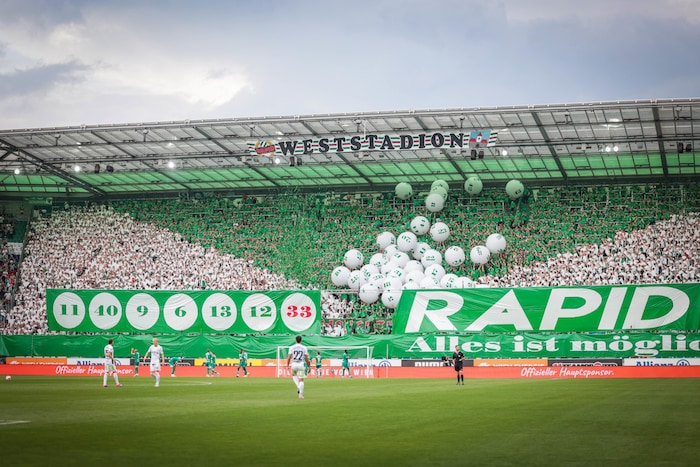 Die Lottoziehung im Block West eröffnete den Liga-Hit.