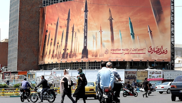 A poster with Iranian missiles in Tehran as a threatening gesture towards Israel (Bild: APA/AFP/ATTA KENARE)