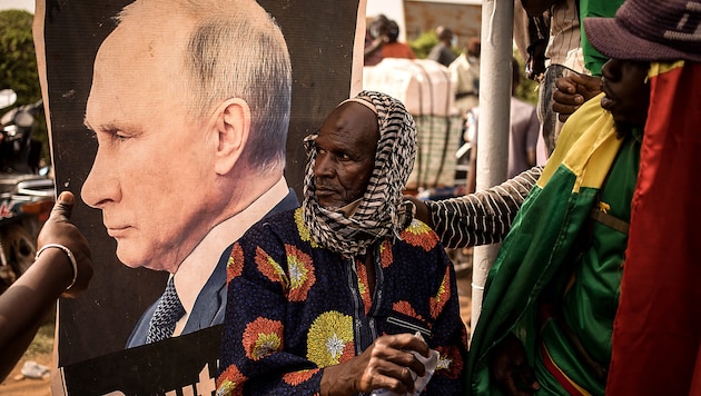 A pro-Russian rally in Mali: the country's military leadership is relying on Russian help in the fight against rebels and jihadist groups. (Bild: APA/AFP/FLORENT VERGNES)