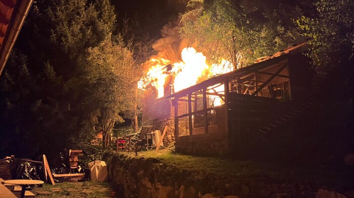 Bei Eintreffen der Feuerwehren stand das Gebäude bereits in Vollbrand. 