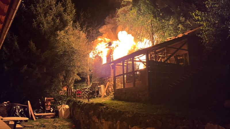 Bei Eintreffen der Feuerwehren stand das Gebäude bereits in Vollbrand. (Bild: Feuerwehr St. Paul im Lavanttal )