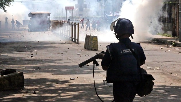 The police in Bangladesh used tear gas against the protesters. (Bild: APA/AFP )