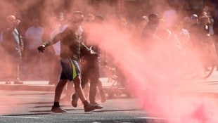 Die Proteste der Ultranationalisten laufen unter dem Motto „Genug ist genug“. (Bild: APA/AFP/PETER POWELL)