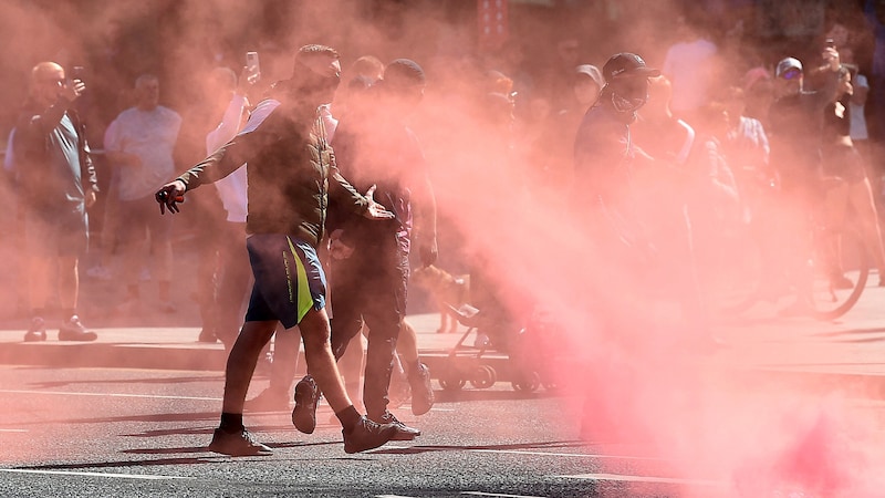 The protests by the ultra-nationalists are taking place under the slogan "Enough is enough". (Bild: APA/AFP/PETER POWELL)