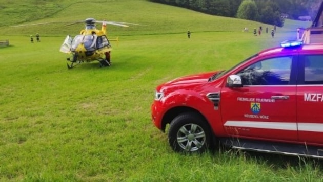 Der Rettungshubschrauber Christophorus 3 brachte das Kind ins Krankenhaus. (Bild: BFVMZ/FF Neuberg)