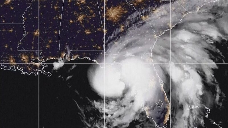 Entlang der Golfküste Floridas drohen der US-Behörde NHC zufolge lebensbedrohliche Sturmfluten. (Bild: kameraOne (Screenshot))