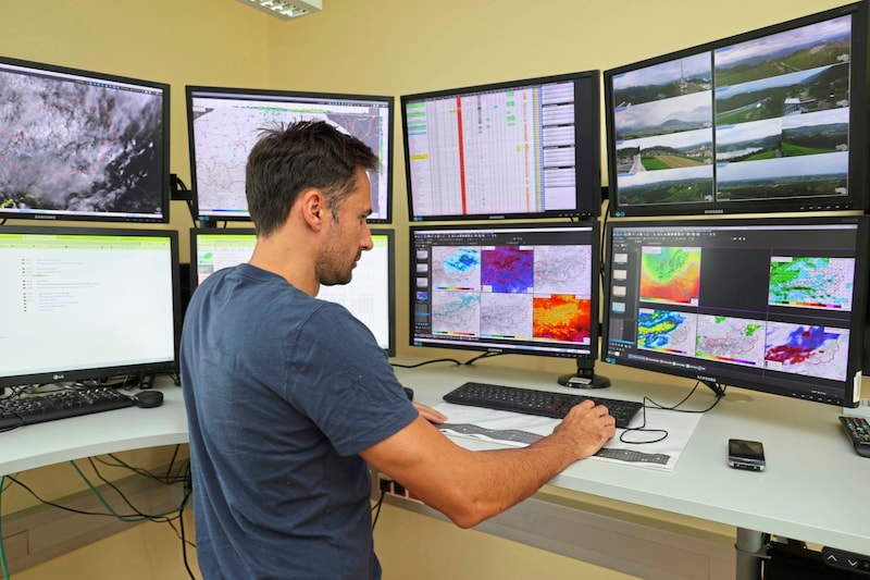 In the morning, the various weather models are studied and an initial forecast is drawn up, as here by meteorologist Christian Pehsl. (Bild: Jauschowetz Christian)