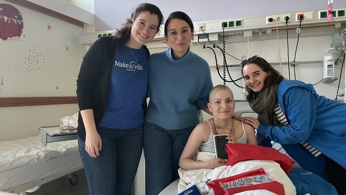Ana mit ihrem neuen Handy, das sie von Make-A-Wish bekommen hat.