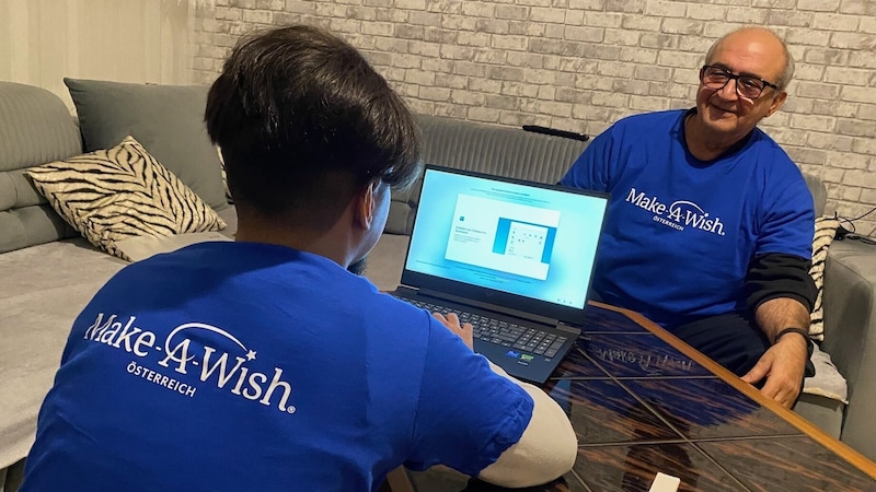 Yakub mit dem ersehnten Laptop. (Bild: Make-A-Wish Österreich)