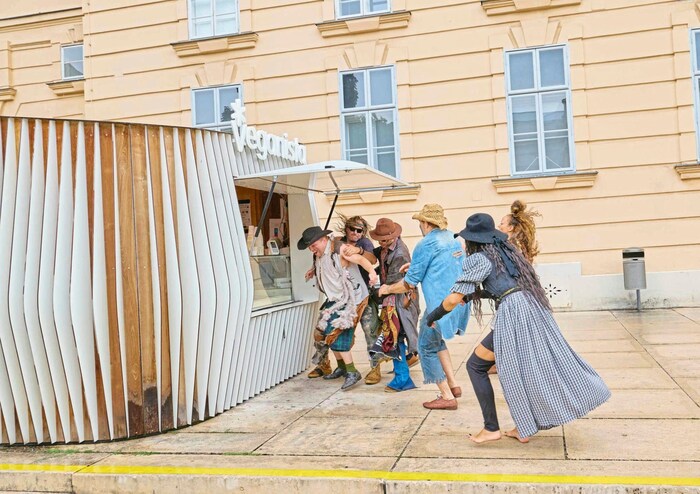 Eine nahe gelegene Eisdiele wurde „überfallen“.