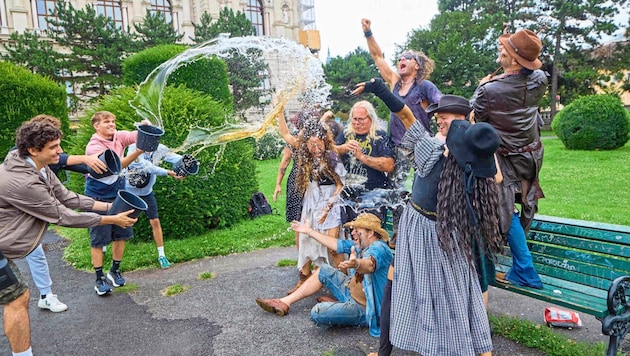 Bystanders and tourists were called in. (Bild: Tuma Alexander/Starpix / A. Tuma)