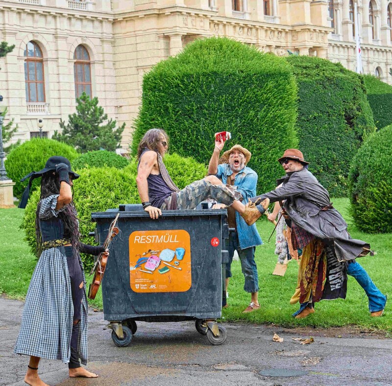 Even leftover garbage cans can apparently be driven ... (Bild: Tuma Alexander/Starpix / A. Tuma)