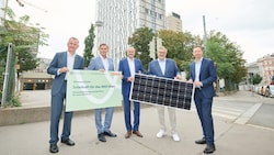 Stadtwerkechef Peter Weinelt, Wirtschaftsstadtrat Peter Hanke, AKH-Direktor Herwig Wetzlinger, Gesundheitsstadtrat Peter Hacker und Wien-Energie-Geschäftsführer Karl Gruber (Bild: Universitätsklinikum AKH Wien/APA-Fotoservice/Hörmandinger)