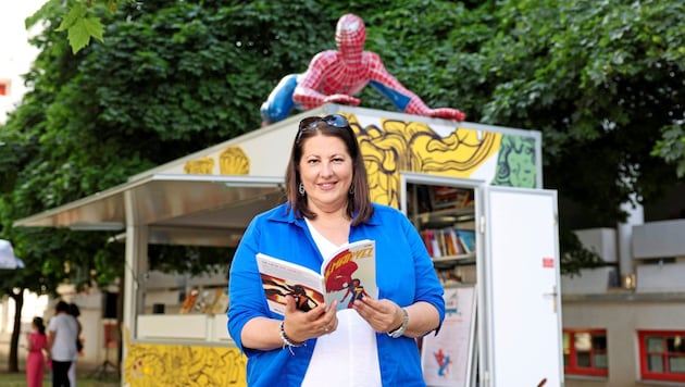 Wohnbaustadträtin Kathrin Gaál testet die Comics-Box. (Bild: Stadt Wien/Martin VOTAVA)