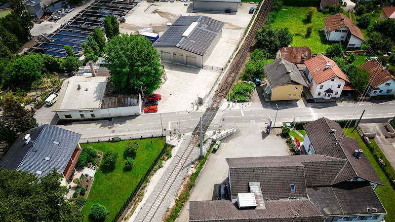 Die unübersichtliche Stelle beim Bahnübergang in Mauerkirchen. (Bild: Scharinger Daniel/Pressefoto Scharinger © Daniel Scharinger)