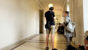 Verwahrlost erscheint der 37-jährige Angeklagte im Wiener Landesgericht.