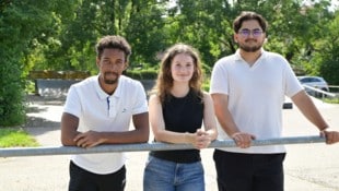 Yusuf Celik, Jana Hofacker und Nesta Ezeh (v.l.) vermitteln zwischen den Jugendlichen, Anrainern ...