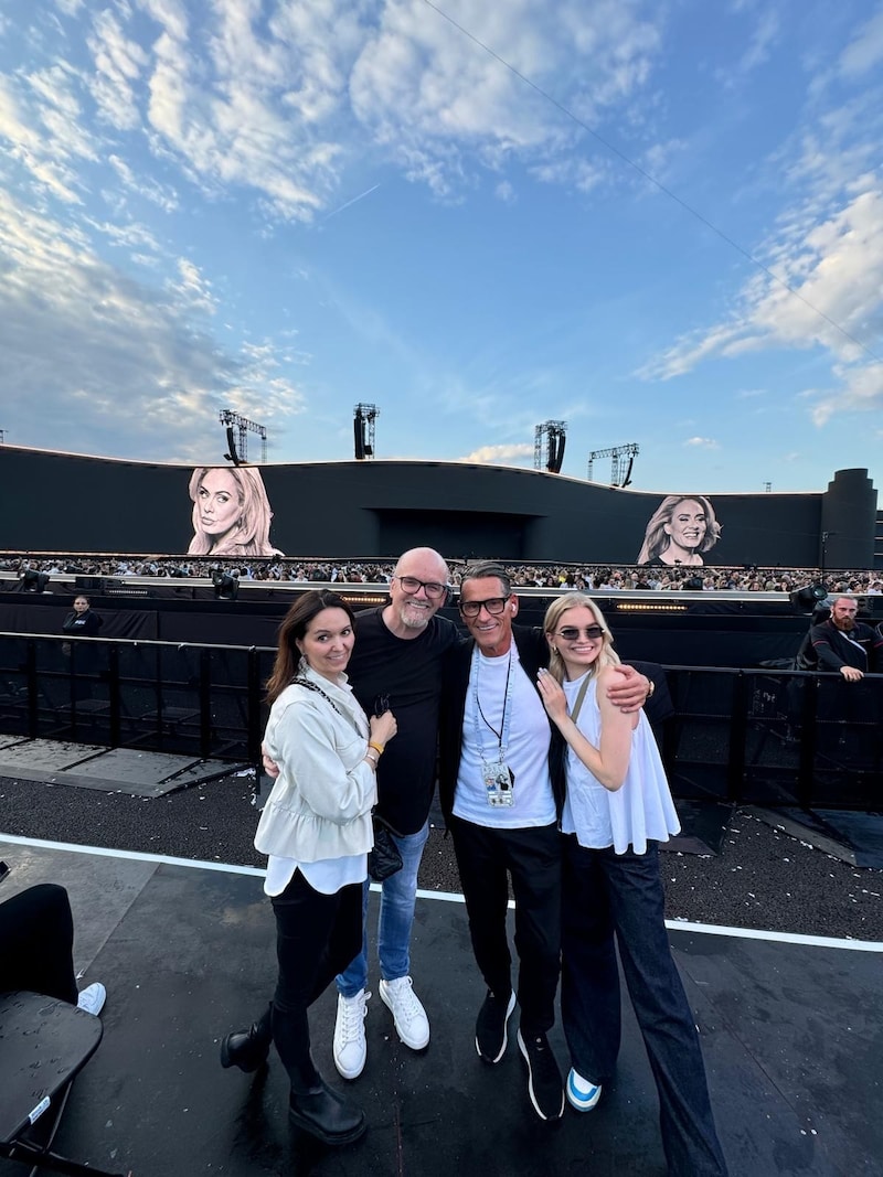 DJ Ötzi alias Gerry Friedle (second from left) with his wife Sonja (far left), daughter Lisa-Marie (right) and his brother-in-law Klaus Leutgeb at the Adele concert in Munich. (Bild: zVg)