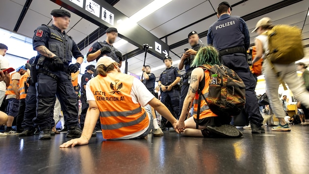 In the summer, the climate stickers caused riots at Vienna Airport on two days. This is now said to have cost them over 36,000 euros. (Bild: APA/Tobias Steinmaurer)