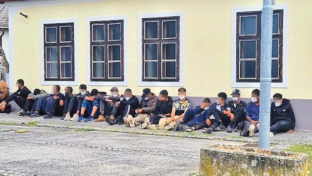 Monday morning in the middle of the border town: around 20 migrants squatted in a row on the sidewalk and waited for soldiers. (Bild: Privat)