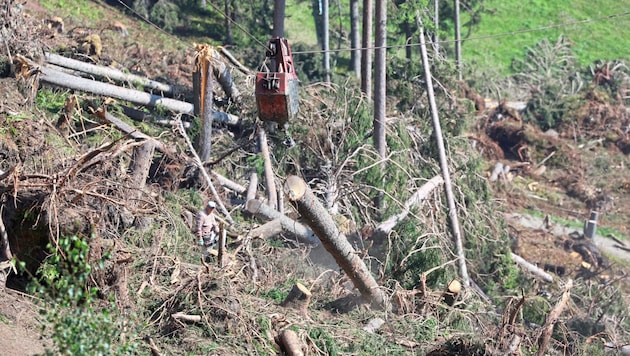 Die Aufräumarbeiten nach den Unwettern im Vorjahr – wie in Fügenberg im Zillertal – waren noch im Gange, als heuer im Juni zwei heftige Unwetter neue Schäden verursachten. (Bild: Birbaumer Christof)